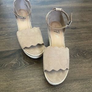 Vintage 7 Eight Tan Heeled Sandals with Scalloped Edge